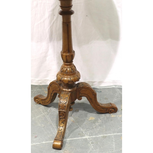 3133 - A late 19th century inlaid walnut lamp table, with restored oval top and carved tripod support H: 62... 