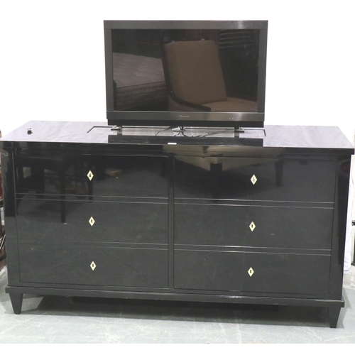 3139 - A modern black gloss two-door television cabinet with lift, H: 165 x 55 x 90 cm. Not available for i... 