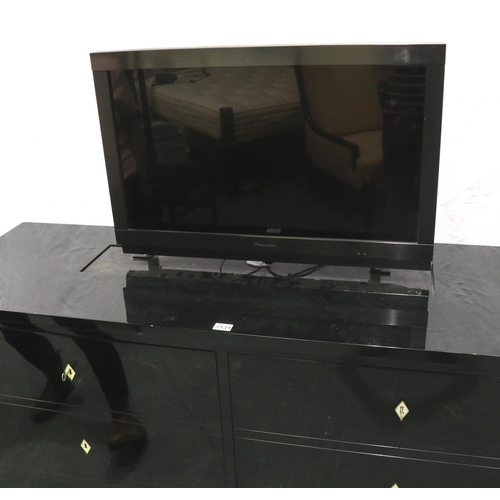 3139 - A modern black gloss two-door television cabinet with lift, H: 165 x 55 x 90 cm. Not available for i... 