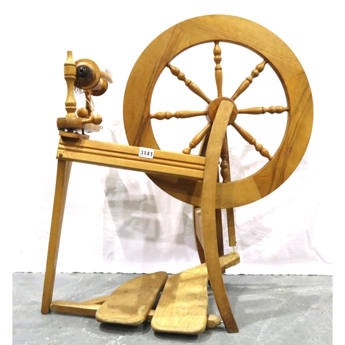 3141 - An Ashford beech spinning wheel, overall H: 85 cm. Not available for in-house P&P, contact Paul O'He... 