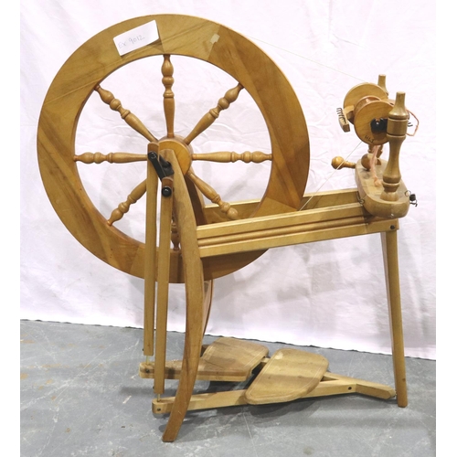 3141 - An Ashford beech spinning wheel, overall H: 85 cm. Not available for in-house P&P, contact Paul O'He... 