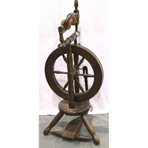 3147 - A 20th century stained pine spinning wheel, overall H: 104 cm. Not available for in-house P&P, conta... 