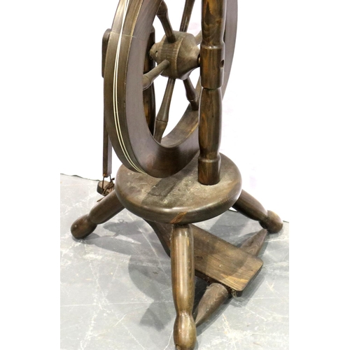 3147 - A 20th century stained pine spinning wheel, overall H: 104 cm. Not available for in-house P&P, conta... 