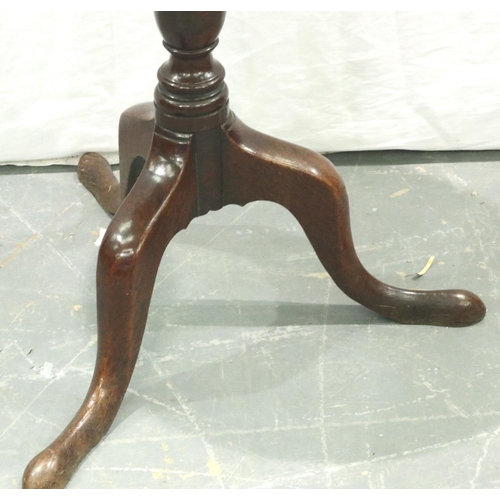 3155 - A Georgian provincial oak tripod lamp table with turned pedestal, D: 49 cm H: 70 cm. Not available f... 