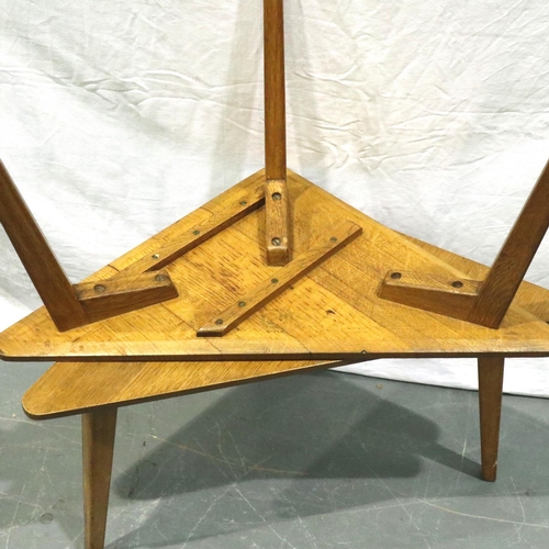 3168 - E Gomme for G-Plan: a pair of mid 20th century golden oak triangular lamp tables, each 50 x 50 x 40 ... 