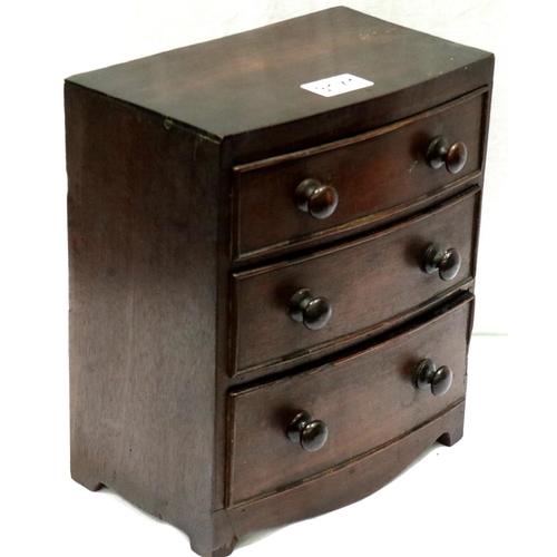 3171 - Victorian diminutive chest of three short drawers, 15 x 24 x 28 cm. P&P Group 3 (£25+VAT for the fir... 