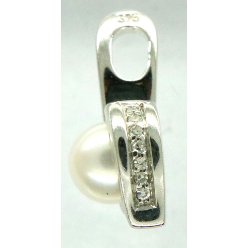 50 - 9ct white gold and pearl pendant, H: 17 mm, 2.2g. P&P Group 1 (£14+VAT for the first lot and £1+VAT ... 