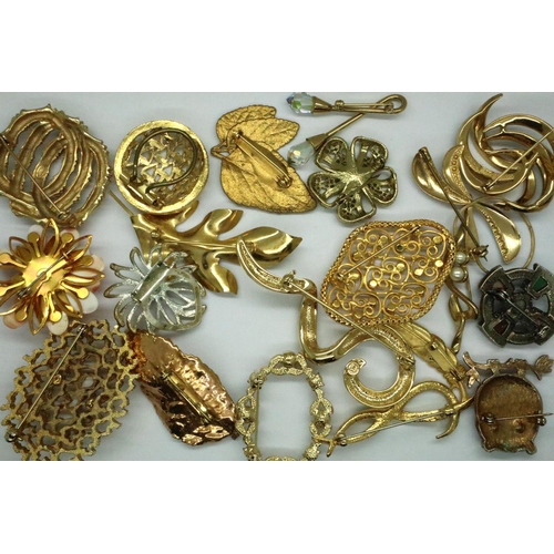 90 - Mixed costume jewellery brooches. P&P Group 2 (£18+VAT for the first lot and £3+VAT for subsequent l... 