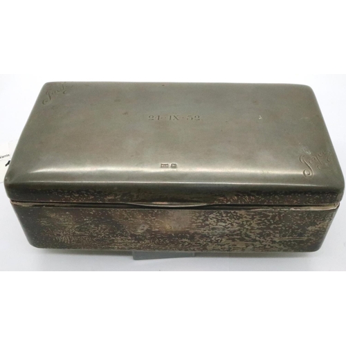 124 - Hallmarked silver cigarette box with inscription to lid for 1952, 20 x 11 x 7 cm, Sheffield assay 19... 