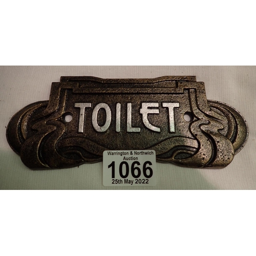 1066 - Cast iron Art Nouveau Toilet sign, 18 x 8 cm. P&P Group 1 (£14+VAT for the first lot and £1+VAT for ... 