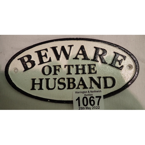 1067 - Cast iron Beware of the Husband sign, D: 16 cm. P&P Group 1 (£14+VAT for the first lot and £1+VAT fo... 