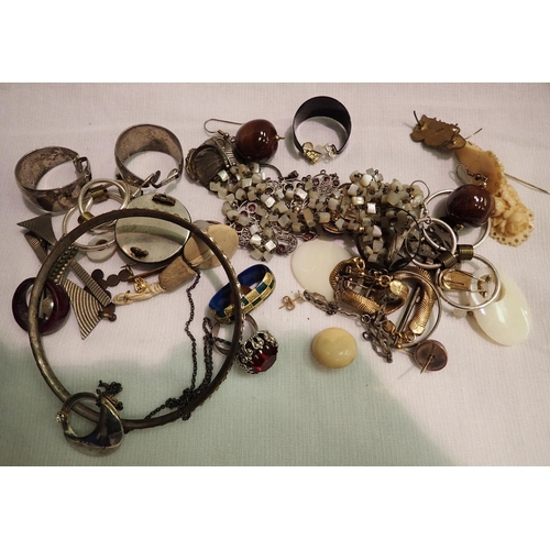 1072 - Mixed jewellery to include brooches and earrings. P&P Group 1 (£14+VAT for the first lot and £1+VAT ... 