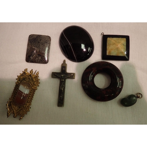 1073 - Mixed jewellery to include an agate brooch. P&P Group 1 (£14+VAT for the first lot and £1+VAT for su... 