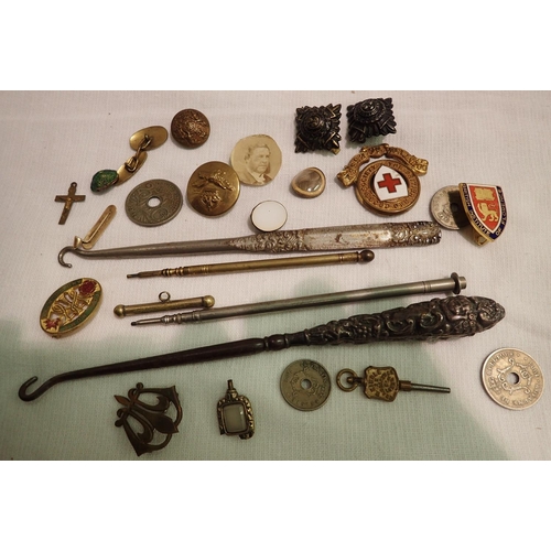 1076 - Mixed items to include a silver handled button hook. P&P Group 1 (£14+VAT for the first lot and £1+V... 