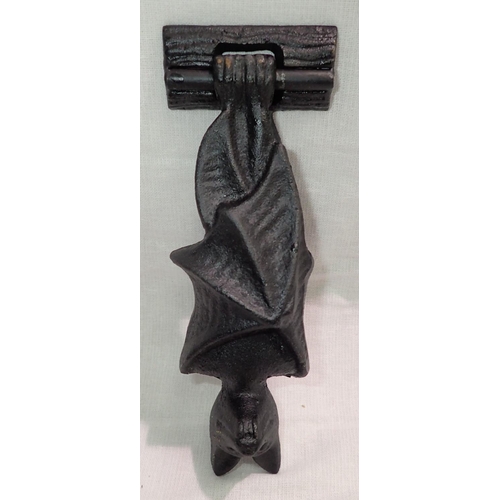 1083 - Cast iron bat doorknocker, 18 x 7 cm. P&P Group 2 (£18+VAT for the first lot and £3+VAT for subseque... 