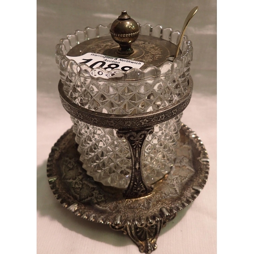 1088 - Walker and Hall silver plated and crystal preserve pot and spoon. P&P Group 2 (£18+VAT for the first... 