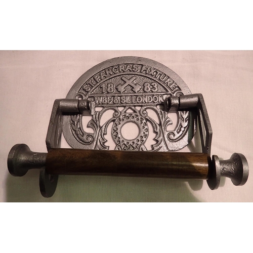 1090 - Cast iron St Pancras toilet roll holder, 20 x 14 cm. P&P Group 2 (£18+VAT for the first lot and £3+V... 