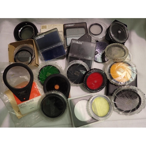 1092 - Selection of camera filters of various sizes to include Hoya, Cokin and Vivitar. P&P Group 1 (£14+VA... 