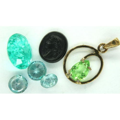 61A - Quantity of loose stones and a stone set pendant. P&P Group 1 (£14+VAT for the first lot and £1+VAT ... 