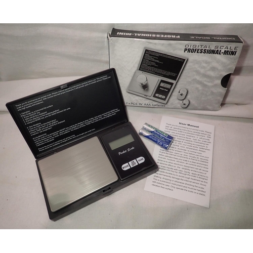 1105A - Boxed 500g digital professional mini jewellery scales. P&P Group 1 (£14+VAT for the first lot and £1... 