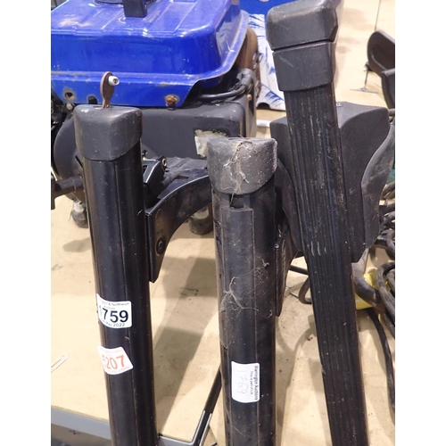 1759 - Pair of Thule roof bars. Not available for in-house P&P, contact Paul O'Hea at Mailboxes on 01925 65... 