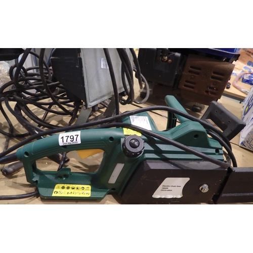 1797 - 240v work light and an electric chainsaw. Not available for in-house P&P, contact Paul O'Hea at Mail... 