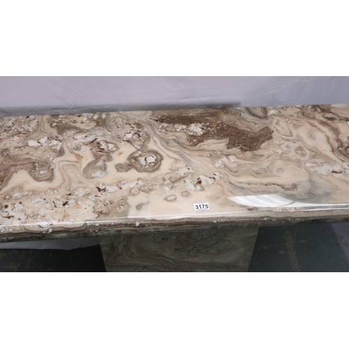 3175 - Modern high-polished marble console the top (150 x 50 cm) on a matched (damaged) marble plinth. Not ... 