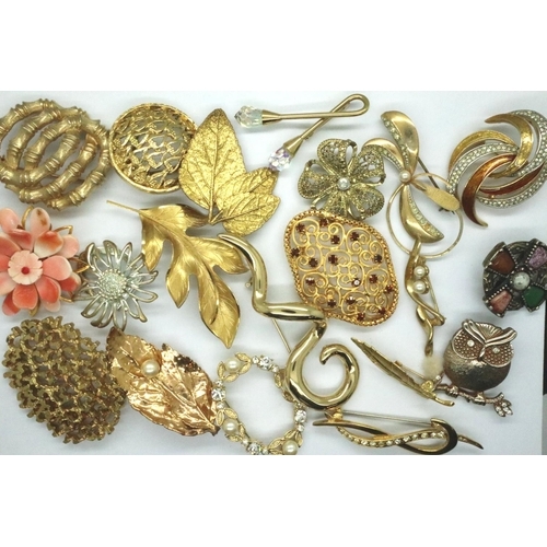 90 - Mixed costume jewellery brooches. P&P Group 2 (£18+VAT for the first lot and £3+VAT for subsequent l... 