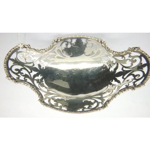 111 - Hallmarked silver dish, London assay, L: 14 cm, 83g. P&P Group 2 (£18+VAT for the first lot and £3+V... 