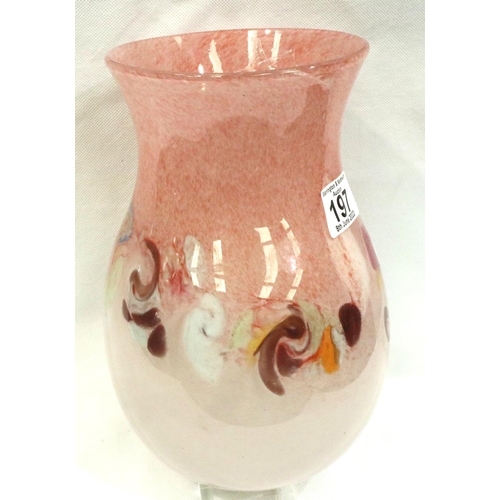197 - Hand blown pink glass vase, H: 23 cm. P&P Group 3 (£25+VAT for the first lot and £5+VAT for subseque... 