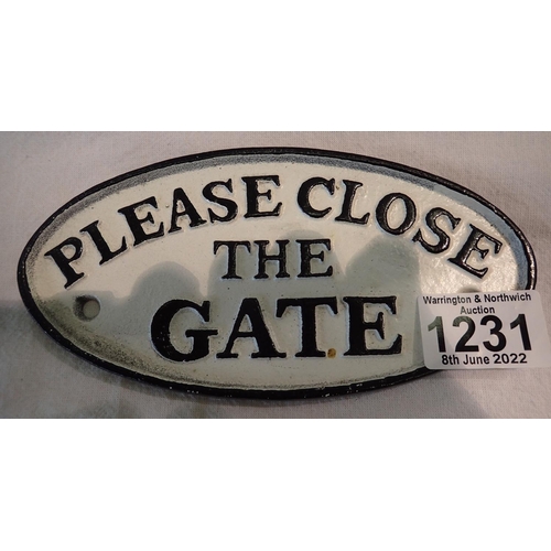1231 - Cast iron Close The Gate sign in white, 18 x 9 cm. P&P Group 1 (£14+VAT for the first lot and £1+VAT... 