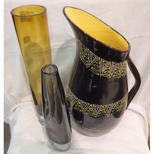1236 - Large vintage black and yellow jug H: 40 cm with two coloured glass vases. Not available for in-hous... 