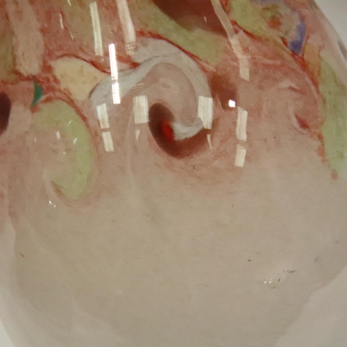 197 - Hand blown pink glass vase, H: 23 cm. P&P Group 3 (£25+VAT for the first lot and £5+VAT for subseque... 