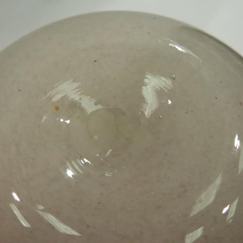 197 - Hand blown pink glass vase, H: 23 cm. P&P Group 3 (£25+VAT for the first lot and £5+VAT for subseque... 