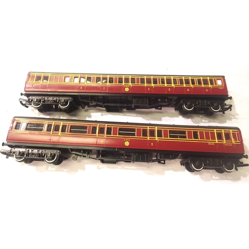 2060 - Two OO scale Triang L.M.S coaches, in very good condition and unboxed. P&P Group 1 (£14+VAT for the ... 