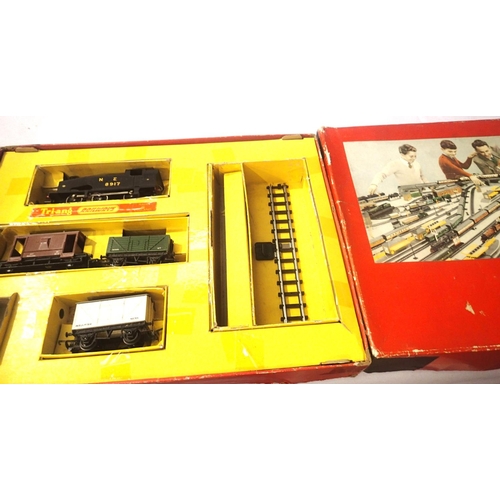 2074 - Triang RS4 train set, incomplete but in good condition, box is poor. P&P Group 1 (£14+VAT for the fi... 