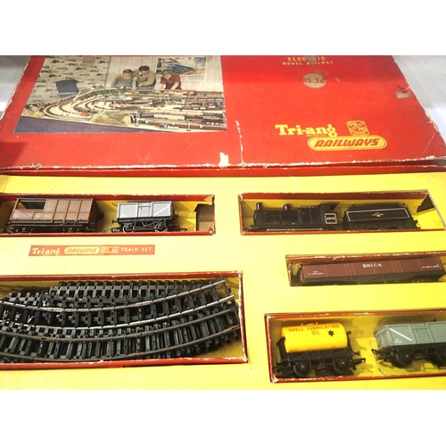 2076 - Triang set RS26 goods set, in good condition, box is poor. P&P Group 1 (£14+VAT for the first lot an... 