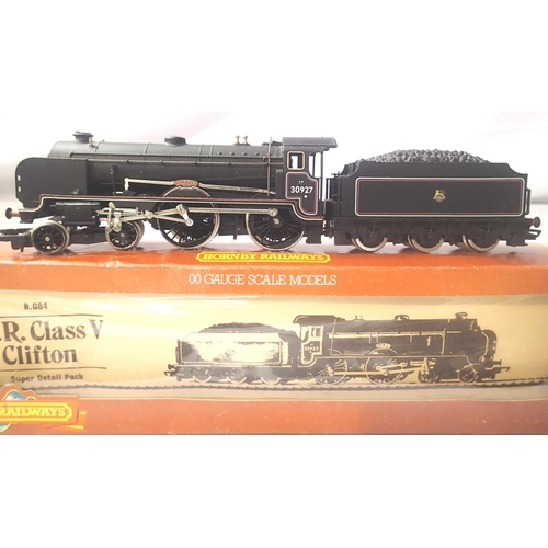 2084 - Hornby R084, Schools Class Clifton 30927, black Early Crest. In very good condition, part boxed with... 