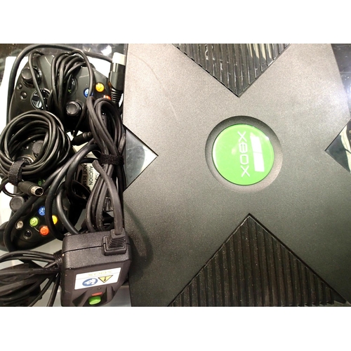 2139 - Microsoft Xbox games console with power supply and two controllers. P&P Group 3 (£25+VAT for the fir... 