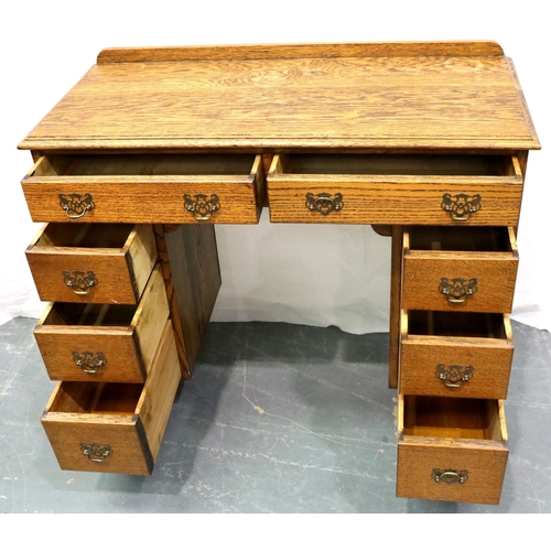 3101 - A Victorian oak desk, with two drawers, knee hole and three-drawer pedestals, 91 x 40 x 78 cm. Not a... 