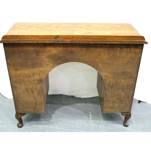 3101 - A Victorian oak desk, with two drawers, knee hole and three-drawer pedestals, 91 x 40 x 78 cm. Not a... 