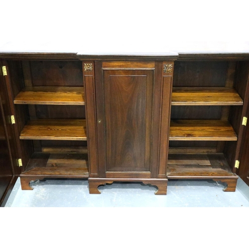 3117 - A 20th century bookcase in the regency style, three doors with adjustable shelves and break front, 1... 