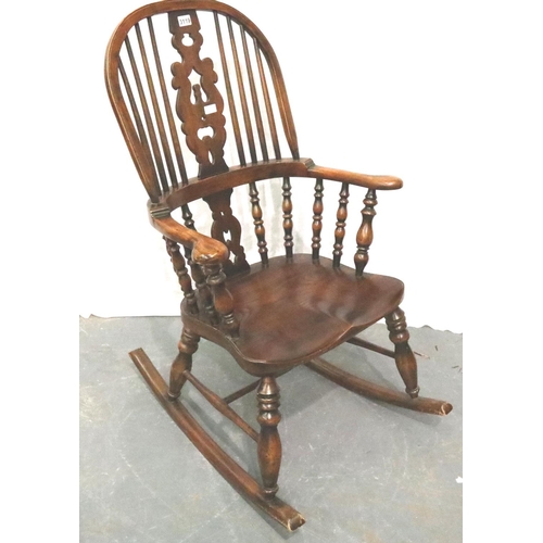 3119 - A 19th century elm rocking chair of substantial construction with pierced backrest, H: 113 cm. Not a... 