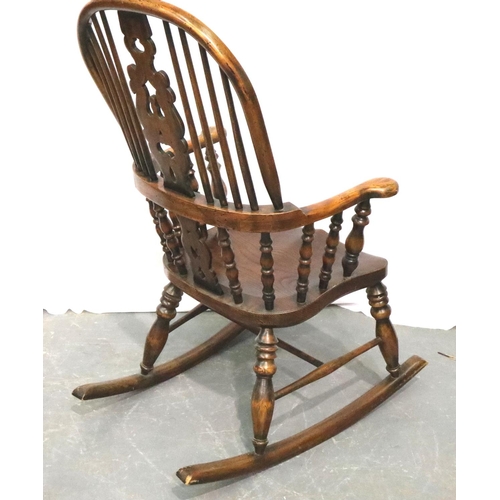 3119 - A 19th century elm rocking chair of substantial construction with pierced backrest, H: 113 cm. Not a... 