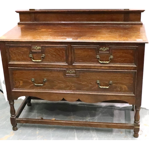 3128 - JW Hetherington of Lancaster, an oak dressing chest having two short drawers above one long drawer a... 