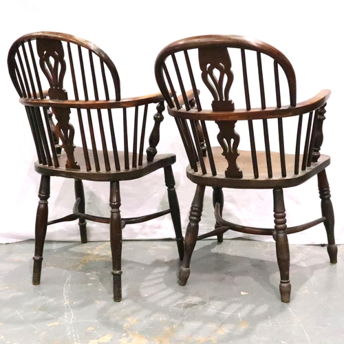 3137 - A near-pair of early 19th century elm Windsor chairs, with pierced back rest and shaped stretchers. ... 