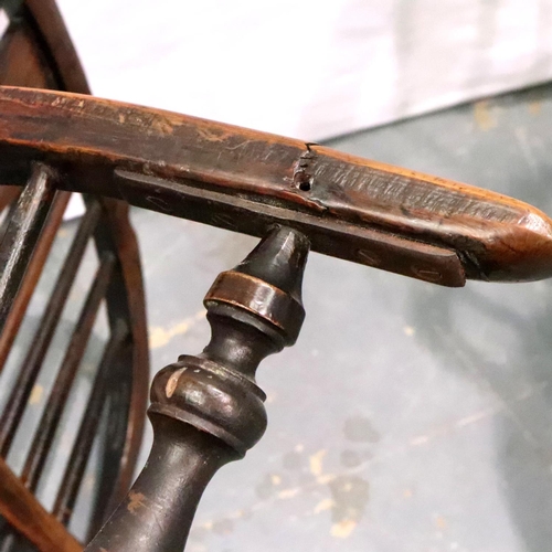 3137 - A near-pair of early 19th century elm Windsor chairs, with pierced back rest and shaped stretchers. ... 