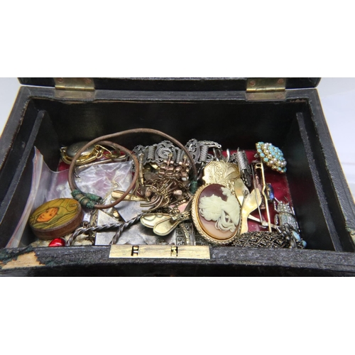 61 - Vintage box of costume jewellery. P&P Group 1 (£14+VAT for the first lot and £1+VAT for subsequent l... 