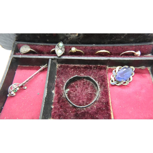 61 - Vintage box of costume jewellery. P&P Group 1 (£14+VAT for the first lot and £1+VAT for subsequent l... 