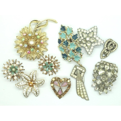 66 - Box of ten costume jewellery brooches. P&P Group 1 (£14+VAT for the first lot and £1+VAT for subsequ... 